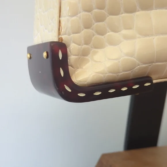 Elegant Cream Crocodile-Embossed Tote Bag - Picture 3 of 9